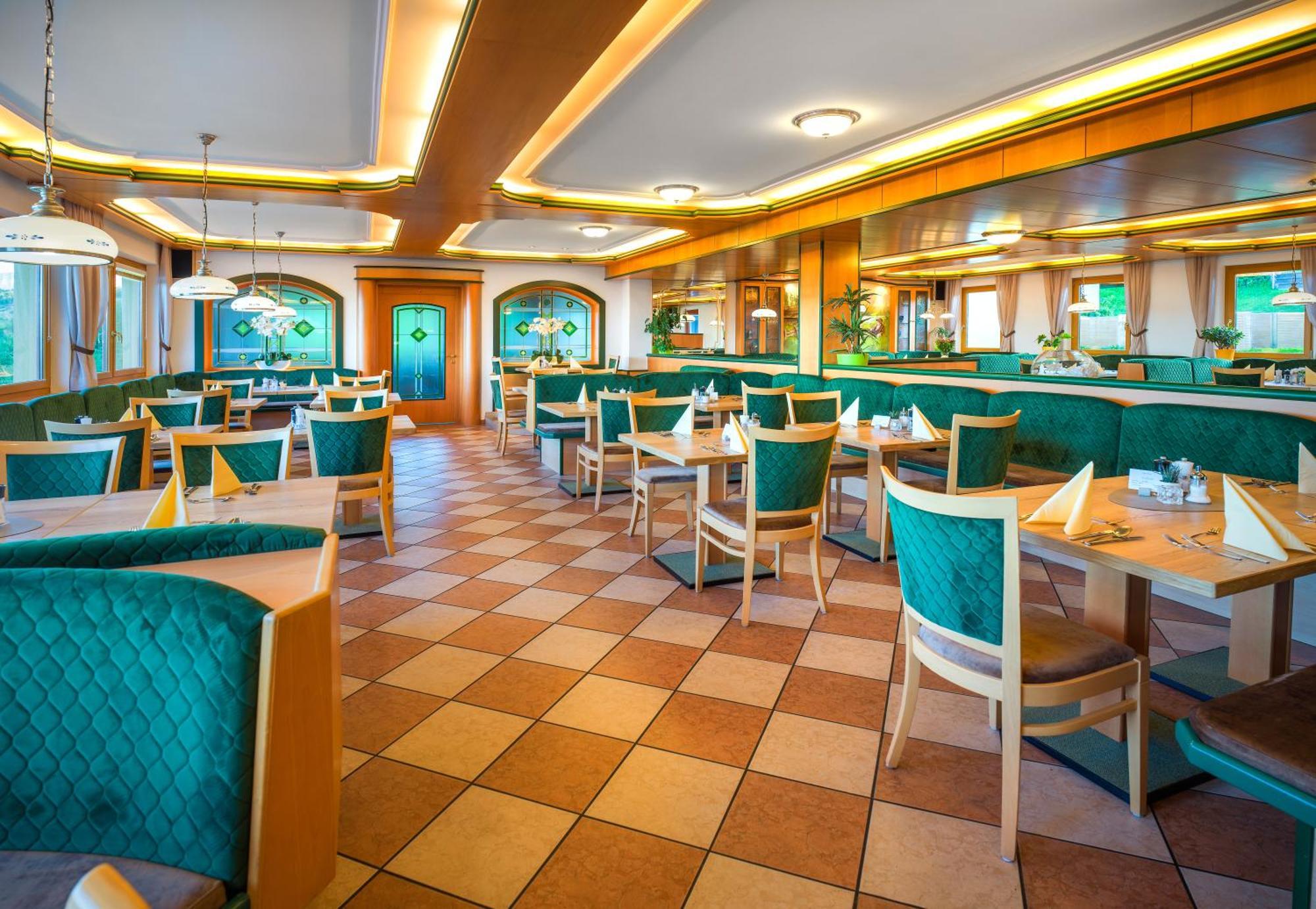 Ferienhotel Hofer Superior Strass im Attergau Bagian luar foto